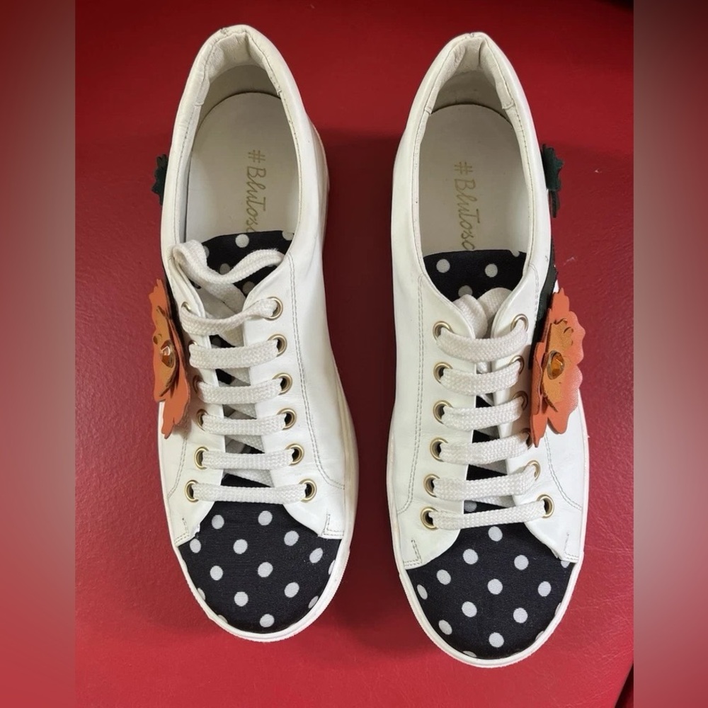 Tosca Blue WHITE/multicolor SNEAKER WITH SOFT LEATHER FLOWER Size 7 new, no tags